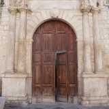 Quest�ultimo � introdotto da due coppie di colonne dorico-romane sormontate dai profili dei capostipiti delle due famiglie proprietarie